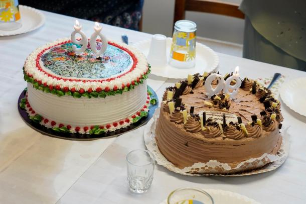 Két születésnapi tortát is kapott Valika néni.