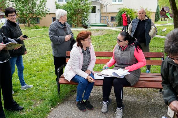 Kellóné Mezőtúri Márta önkormányzati képviselővel beszélgetnek.