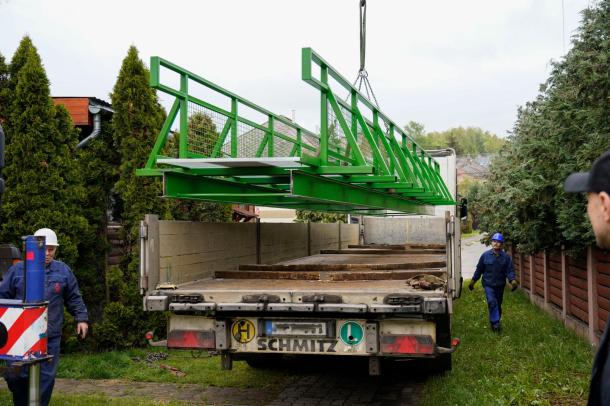 Daru emelte le a hidat a kamionról.