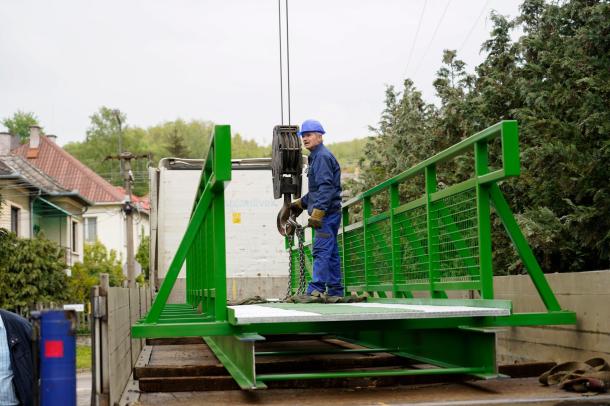 Kamionnal szállították a helyszínre az új hidat.