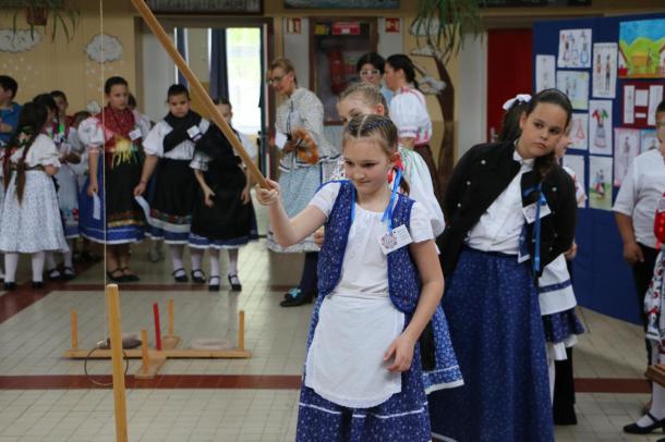 Különféle tájegységek viseleteit ismerhették meg a diákok a Bolyky Tamás Általános Iskolában.