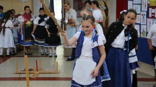 Különféle tájegységek viseleteit ismerhették meg a diákok a Bolyky Tamás Általános Iskolában.