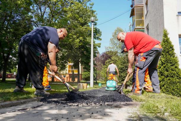 Készül a járda a Bolyki főút melletti épületek között.