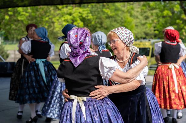 Az Ózdi Nyugdíjas Klub tagjai táncolnak.