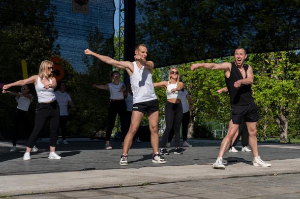 A Dance Fitness csapata sportos koreográfiát ad elő.