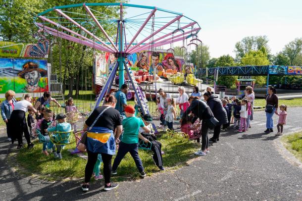 Az Árpád Vezér Úti Tagóvoda apróságai játszanak a Féder Utazó Vidámparkban.