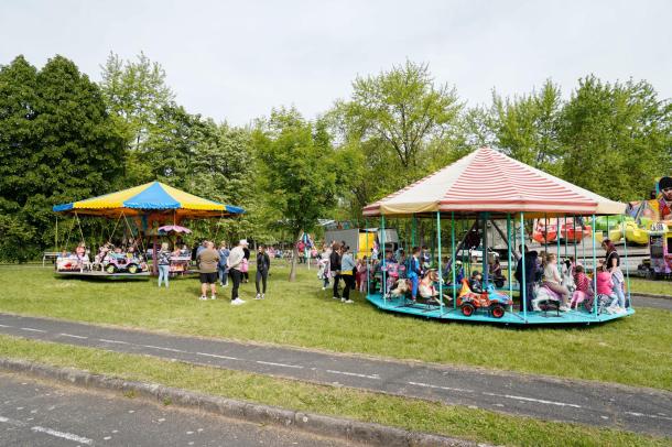 Gyerekekkel teli körhinták az Ifjúsági Parkban..