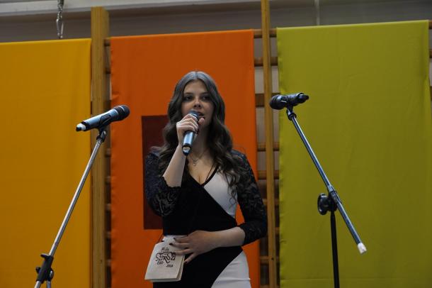 Rási Zorka egy dalt énekel.