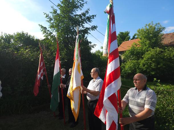 Négy zászlót is felállítottak az ünnepségen.