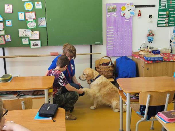 Maggie kutya pacsit ad az egyik diáknak.