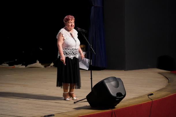Levora Sándorné, az Ózdi Szívbetegek Egyesületének elnöke köszönti a megjelenteket.