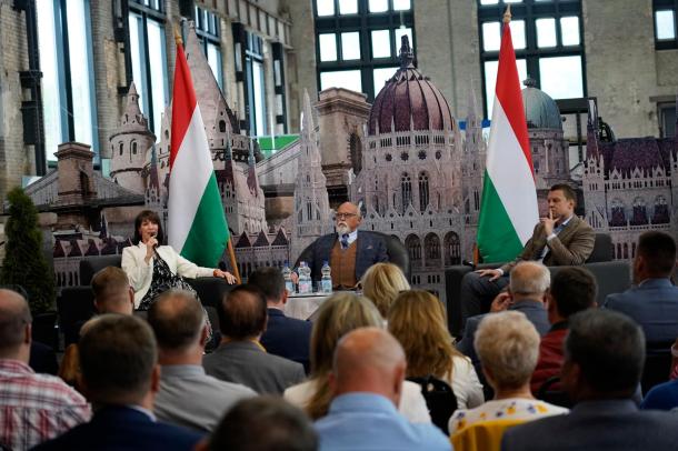 Magyar Ágnes Zsófia, Riz Gábor és Menczer Tamás beszélget a lakossági fórumon.