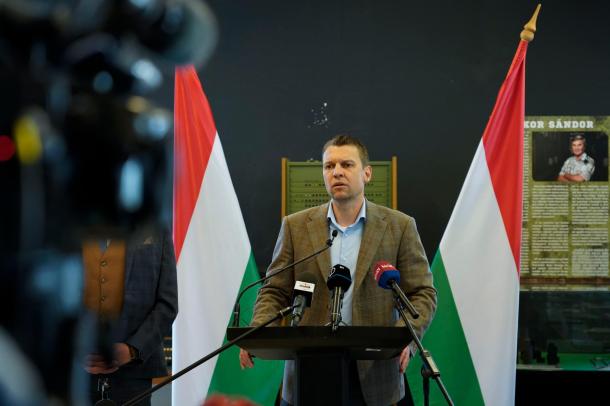 Menczer Tamás, a Fidesz-KDNP kommunikációs igazgatója tart sajtótájékoztatót a Digitális Erőműben.