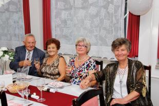 Az Ózdi Szívbetegek Egyesülete 35. jubileumi eseményének résztvevői a programot követő vacsorán.