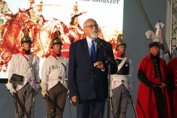 Az esemény fővédnöke Riz Gábor országgyűlési képviselő, miniszteri biztos köszönti a résztvevőket a Kulturális Hungarikumok népszerűsítése Ózdon elnevezésű programon.