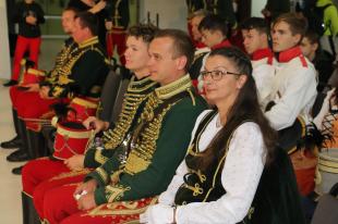 A Gömöri Lovas és Népi Hagyományőrző Egyesület tagjai a Kulturális Hungarikumok népszerűsítése Ózdon elnevezésű rendezvényen a Digitális Erőmű nagycsarnokában.