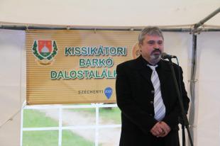 Kocsik László Csaba, Kissikátor polgármester köszönti a IV. Kissikátori Barkó Dalostalálkozó résztvevőit.