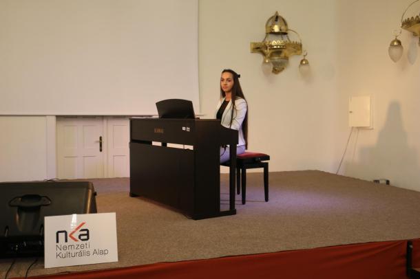 Tóth Kamilla zongorista a Klasszikus koncert nevű eseményen az Olvasó Adorján Lajos termében.
