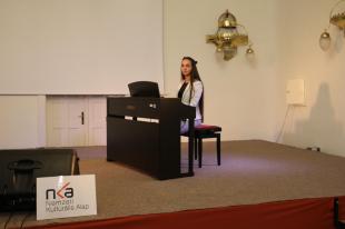 Tóth Kamilla zongorista a Klasszikus koncert nevű eseményen az Olvasó Adorján Lajos termében.