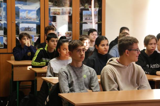 Figyelmesen hallgatják az előadást a diákok az Ózdi József Attila Gimnázium, Szakgimnázium és Kollégiumban.