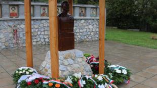 Számos szervezet képviselője helyezte el az emlékezés virágait Damjanich János mellszobránál.