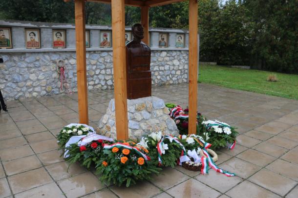 Számos szervezet képviselője helyezte el az emlékezés virágait Damjanich János mellszobránál.