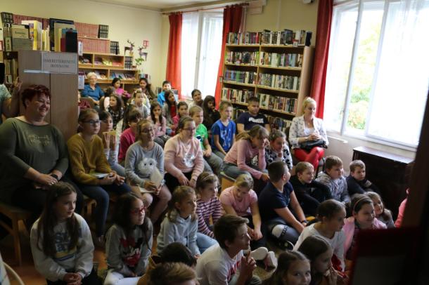 Beck Andrea interaktív író-olvasó találkozót tartott a gyerekeknek az Ózdi Városi Könyvtár Árpád Vezér Úti Fiókkönyvtárában.
