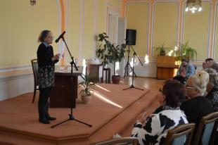 Vámosiné Kovács Ilona, az irodalomkedvelő kör egyik alapítója saját versét szavalta el a közönségnek.