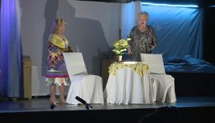 Oszvald Marika és Fodor Zsóka az Összezárva című előadás egyik jelenetében.