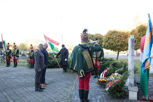 A helyi politikai pártok képviselői is elhelyezték a kegyelet virágait az emlékmű előtt.