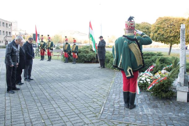 Az ünnepség végén a Gömöri Lovas és Népi Hagyományőrző Egyesület közreműködésével a „lyukas zászló” előtt helyezték el a koszorúkat a résztvevők.