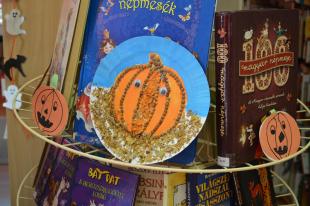 Halloween-i tök tálat is készítettek a gyerekek a könyvtár Tök-jó! elnevezésű programján.