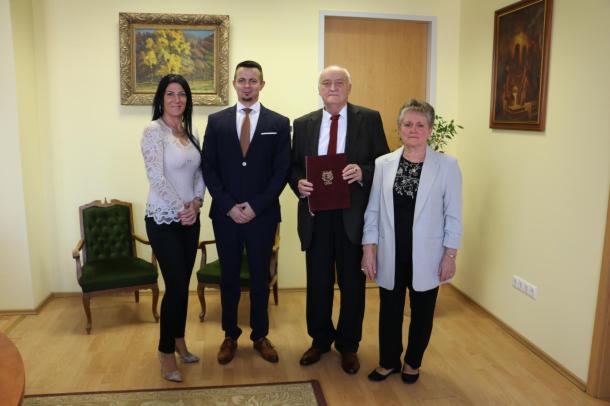 Polgármesteri elismerésben részesült ma Dr. Csízi Zoltán címzetes gyermekgyógyász főorvos.