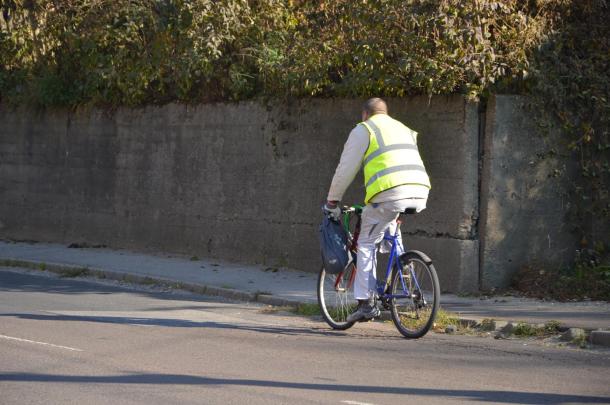 A kerékpárosokra sokkal jobban felfigyelhetnek a forgalomban, ha ezt a ruhadarabot viselik magukon.