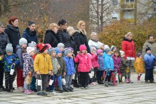 A Márton-napját ünneplő gyerekek az óvoda udvarán gyűltek össze.