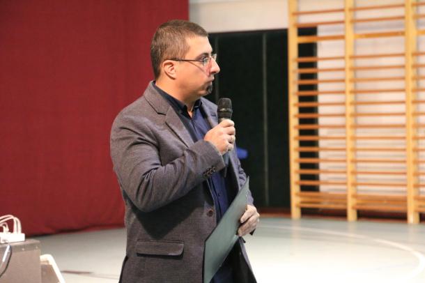 Hajdu Krisztián, az iskola igazgatója mutatta be az intézmény nyújtotta lehetőségeket az érdeklődőknek.