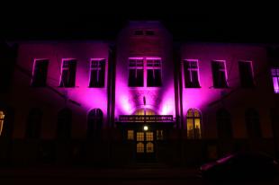 Idén is csatlakozott Ózd a Koraszülöttek Világnapjához. Ennek tiszteletére az Olvasó épületét tegnap este lila fénnyel világították meg.