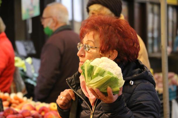 Sláger termék az alma és a karfiol a Városi Piacon.