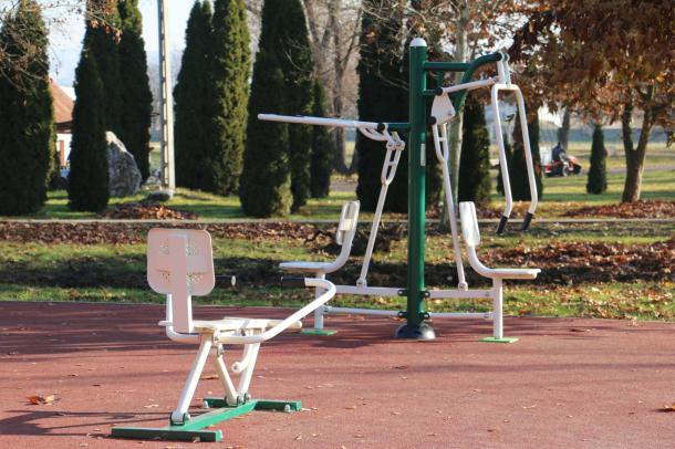 Az Ózd Városi Stadion területére tervezett fitneszparkba kilenc elemet telepítettek be.