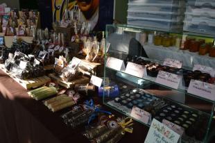 Kézműves csokoládéból is válogathattak azok, akik részt vettek az NFÉ által szervezett adventi kirakodó vásáron.