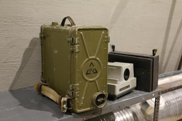 Fémből készült rádiós táska is helyet kapott a LégÓzd kiállításra váró darabjai között.