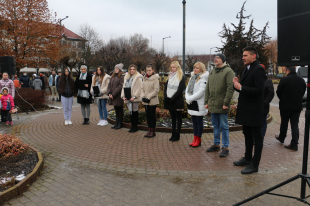 A Széchenyi István Katolikus Technikum és Gimnázium diákjának, Rási Zorkának előadásával kezdődött meg az esemény, majd a tanulók a pedagógusokkal is előadtak egy dalt.