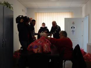 Az akció jól kiegészítette az Ózdi Roma Nemzetiségi Önkormányzat múlt heti adományosztását, amikor nyolcvan gyermeküket egyedül nevelő szülőt leptek meg tartós élelmiszerekből álló csomaggal.