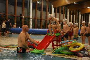 Százhúsz gyerek vesz részt az ingyenes úszásoktatáson.