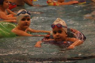 Ózd Város Önkormányzata szeptemberben indította útjának a Minden gyerek tanuljon meg úszni programot.