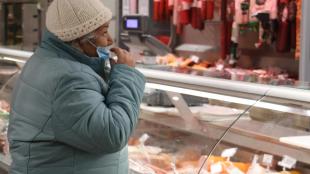 Hatósági áras lesz néhány alapvető élelmiszer ára februártól.