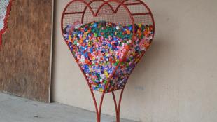 Szív alakú kupakgyűjtőt helyeztek el tegnap a Bolyky Tamás Általános Iskola udvarán, ami két alsó tagozatos szülő segítségével készülhetett el.