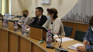 Janiczak Dávid hozzászólása, mellette a bizottság elnöke, Kellóné Mezőtúri Márta