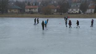 A hideg idő beköszöntével, még azok is kedvet kapnak kimenni a friss levegőre korcsolyázni, akik nem a téli sportok szerelmesei.