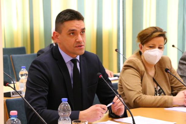Dr. Csuzda Gábor, a Fidesz-KDNP frakcióvezetője ismét kifejezte aggodalmát a zártkerti ingatlanok átvételével kapcsolatban.